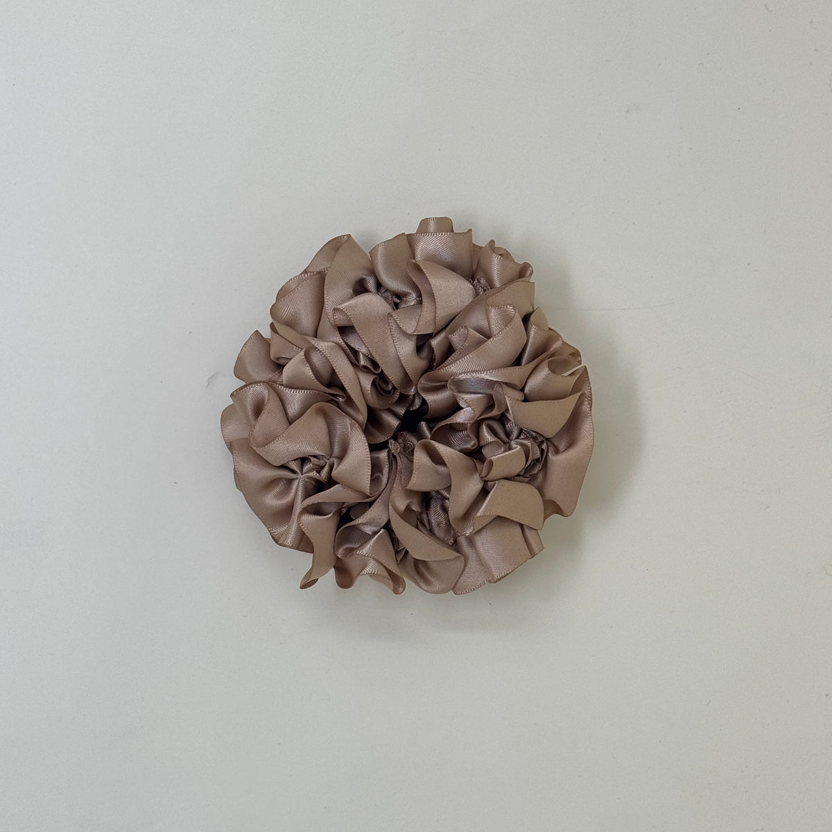 【新品未使用】Natural stone velour scrunchie Carnation Scrunchie, Latte — TANGERINE