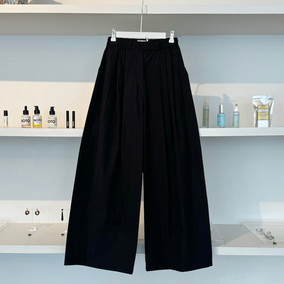 Three Tuck Banding Pants, Black — TANGERINE